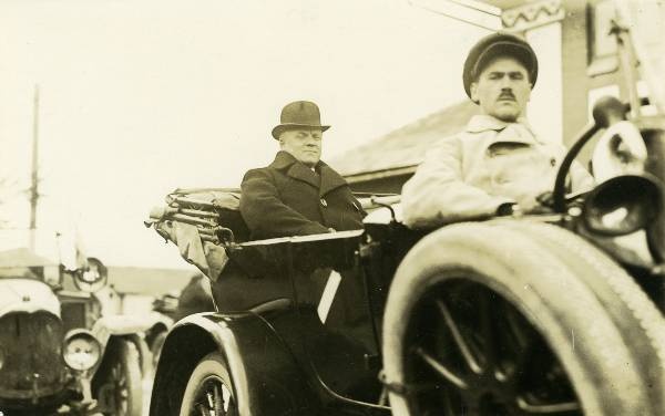 Balti riikide II konverents. Tartu, 29.09. - 9.10.1919. Delegaat saabub autos. Taga EÜSi hoone (Viljandi 1). Foto Armin Lomp.