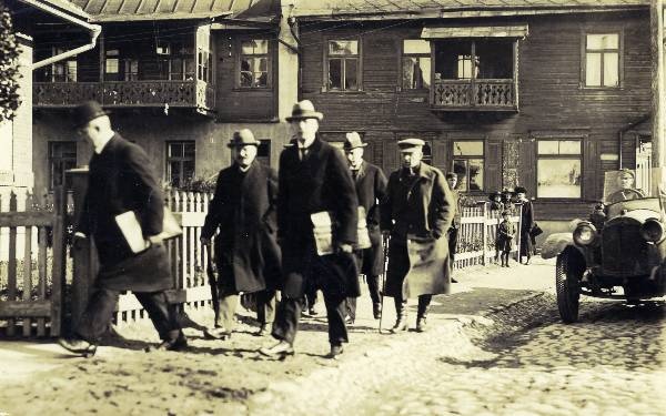 Balti riikide II konverents. Tartu, 29.09. - 3.10.1919. Delegaadid saabuvad EÜSi majja (Viljandi 1). Taga Kastani t äärne maja. Foto Armin Lomp.