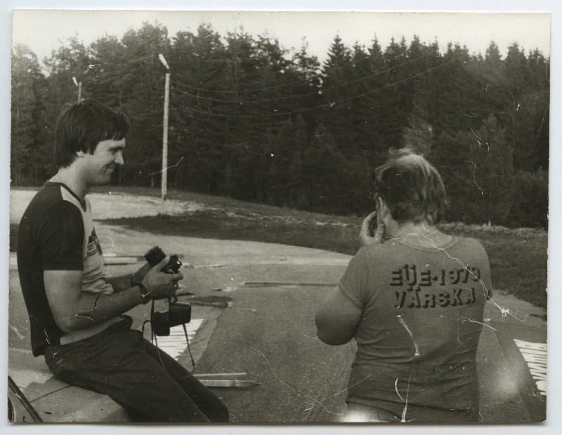 EÜE-79. Vasakul EÜE peadispetšer Tõnu Kalvik fotoaparaadiga, seljaga Värska rühma särki kandev malevlane