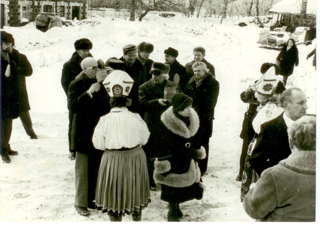 külalised Vanatoa õuel