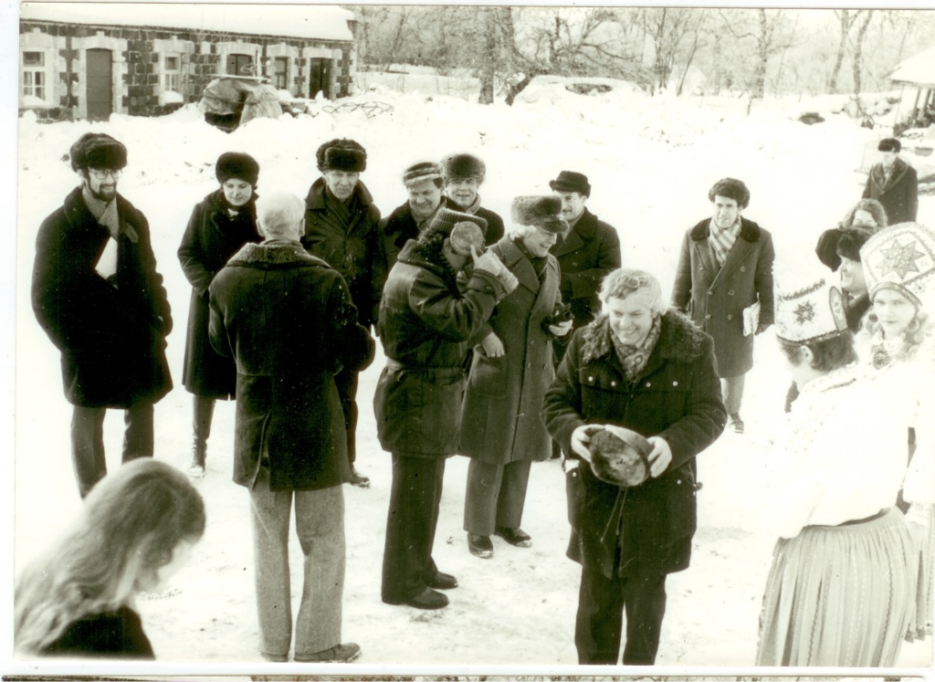 külalised Vanatoa õuel