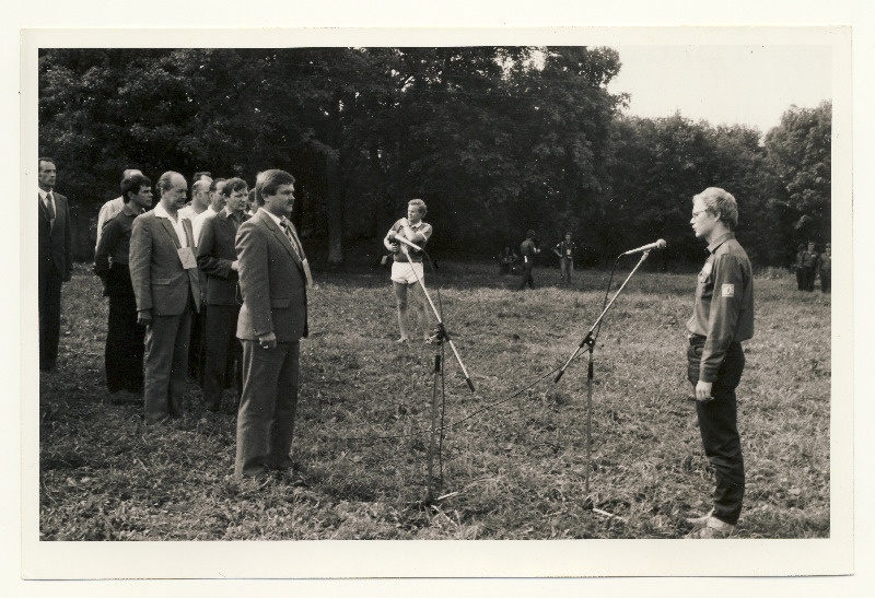 EÜE-84 kokkutulek, töösuve lõpetamine Karksi-Nuias. EÜE komandör Madis Kallion raporteerib ELKNÜ KK sekretärile Jaak Saarniidule
