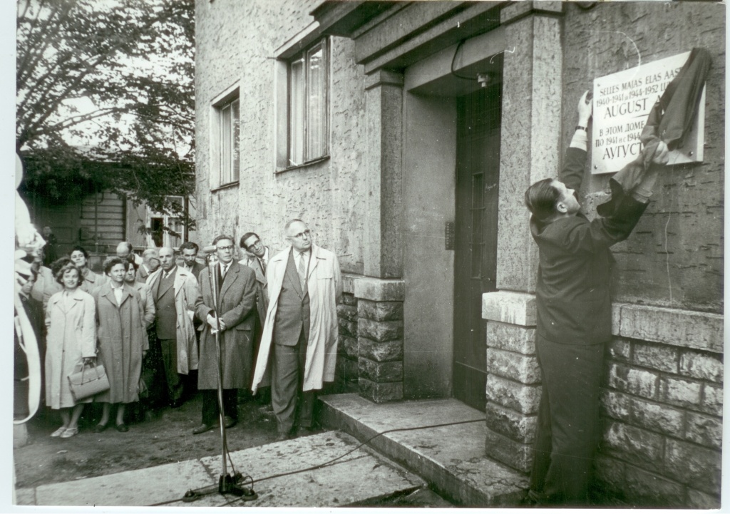 A. Alle mälestustahvli avamine.