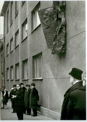 J. Smuuli mälestustahvli avamine Kirjanike Maja seinal.  similar photo