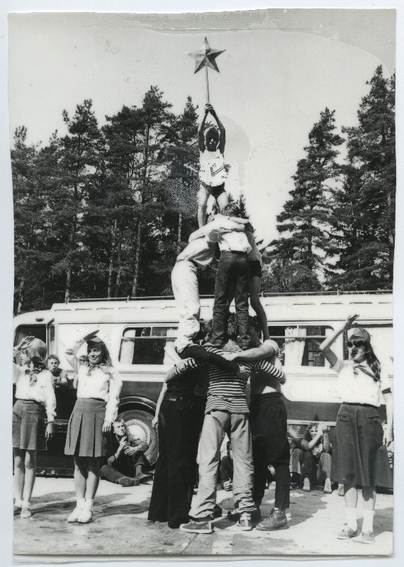 EÜE-82 rühmade kokkutulek Intsikurmus IV. Esineb Elva rühm