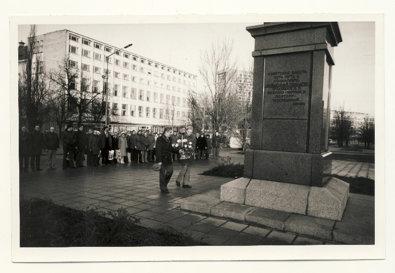 EÜE-83 Madis Kallion ja Karl Adamson asetavad lilled V. I. Lenini monumendi jalamile