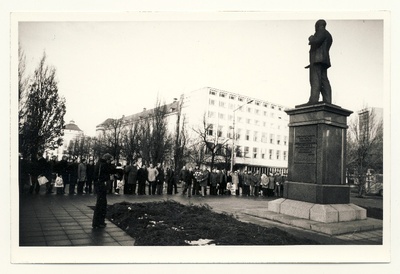 EÜE-83 Madis Kallion ja Karl Adamson asetavad lilled V. I. Lenini monumendi jalamile  similar photo