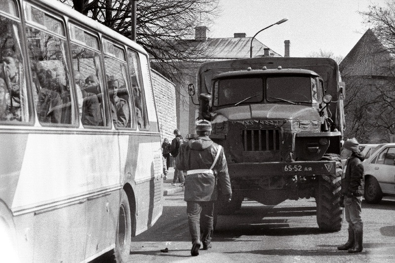 SRÜ sõjaväeauto ja Rootsi kuninga Carl XVI Gustaf ja kuninganna Silvia külaskäigu ajaks Eestisse saabunud välisajakirjanike autobussi kokkupõrge Toompeal.