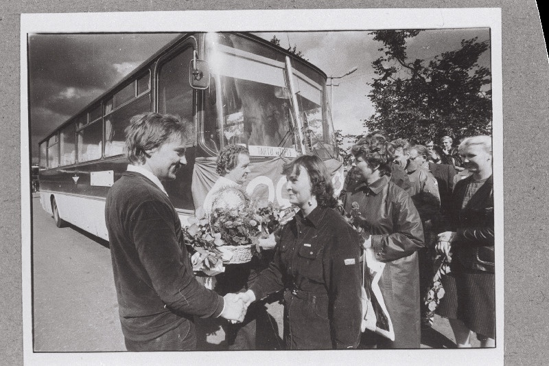 Tartu Autobussipargi bussijuhti Heino Kiviranna õnnitlemine, kelle kiirbuss “Ikarus” on sõitnud miljon kilomeetrit ilma kapitaalremondita.