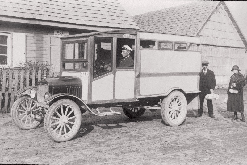 Johannes Pavelsoni Pärnu-Tõstamaa liini autobuss Ford Teedeministeeriumi numbrimärgiga T 62 M.