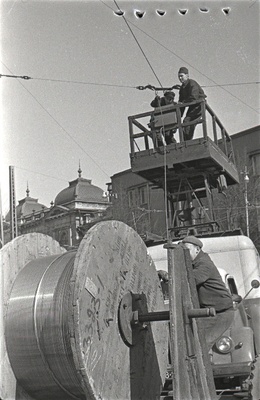 Trollibussiliini viimaste meetrite paigaldamine Estonia puiesteel.  similar photo