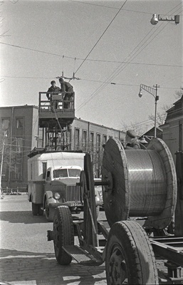 Trollibussiliini viimaste meetrite paigaldamine Estonia puiesteel.  similar photo