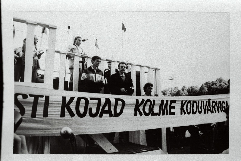Eestimaa Rahvarinde korraldatud NLKP XIX konverentsi delegaatide kohtumisel rahvaga Lauluväljakul kõneleb telekirjanik Juhan Aare.