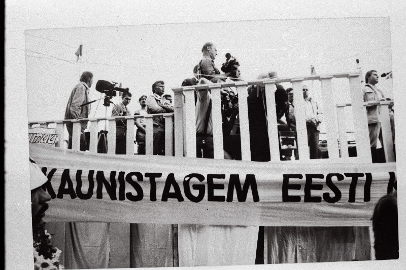 Eestimaa Rahvarinde korraldatud NLKP XIX konverentsi delegaatide kohtumisel rahvaga Lauluväljakul kõneleb teleajakirjanik Juhan Aare.