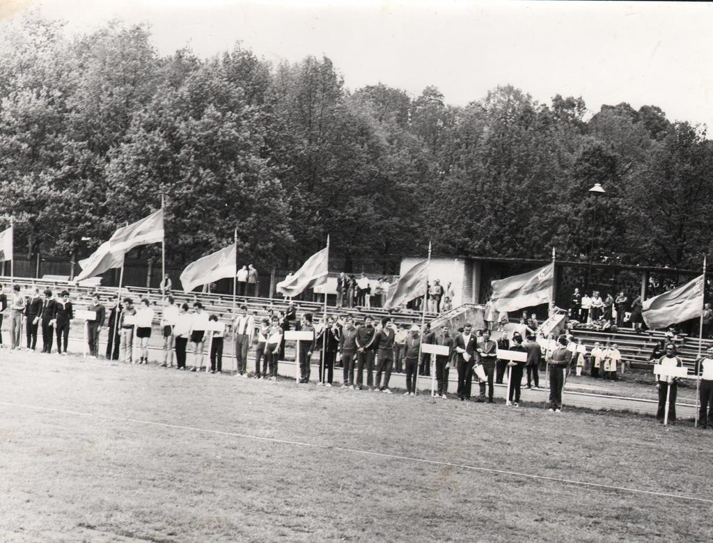 Võistlejad rivistunult lippude all staadionil Viljandis