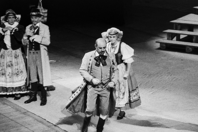 RAT "Estonia" külalisetendused Moskva Suures Teatris. Stseen B. Smetana ooperist "Müüdud mõrsja". Esiplaanil Helvi Raamat ja Teo Maiste.