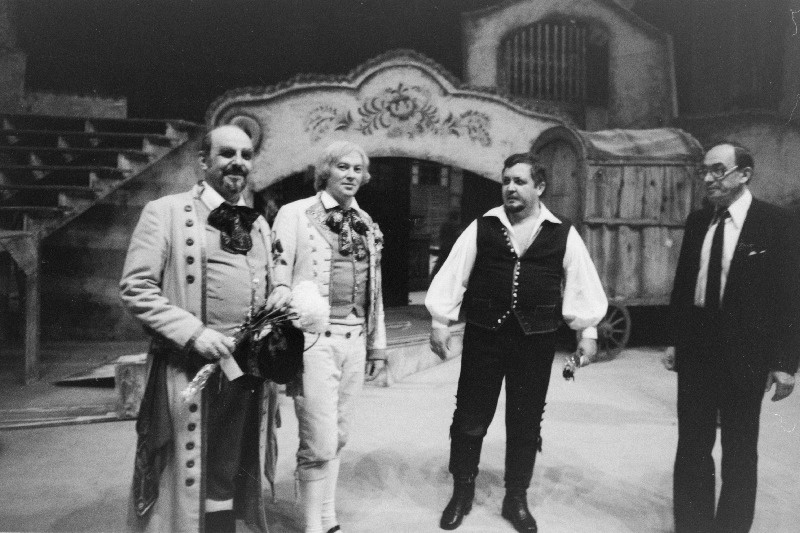 RAT "Estonia" külalisetendused Moskva Suures Teatris. B. Smetana ooperi "Müüdud mõrsja" tegelased pärast etendust laval. Vasakult 1. Teo Maiste, 3. Hendrik Krumm, 4. RAT "Estonia" peanäitejuht Arne Mikk.