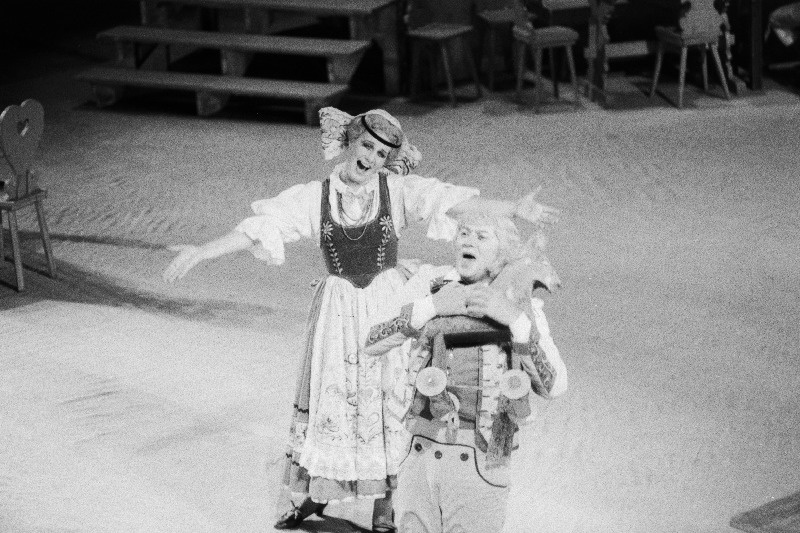 RAT "Estonia" külalisetendused Moskva Suures Teatris. Stseen B. Smetana ooperist "Müüdud mõrsja". Vasakul Helvi Raamat.