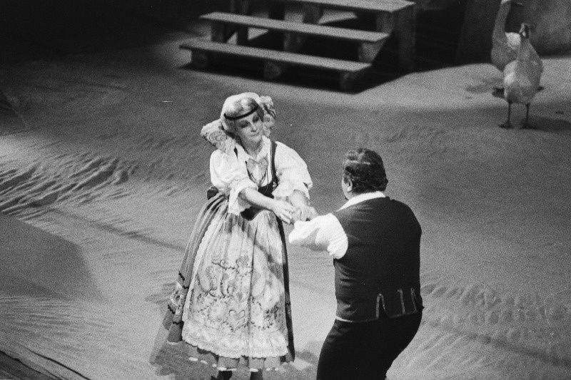 RAT "Estonia" külalisetendused Moskva Suures Teatris. Näitleja Helvi Raamat osatäitjana  B. Smetana ooperis "Müüdud mõrsja".