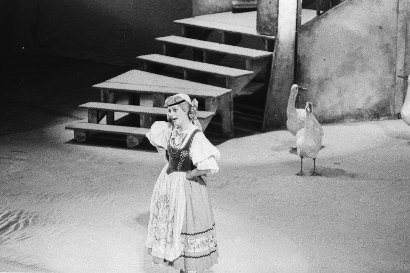 RAT "Estonia" külalisetendused Moskva Suures Teatris. Näitleja Helvi Raamat osatäitjana  B. Smetana ooperis "Müüdud mõrsja".