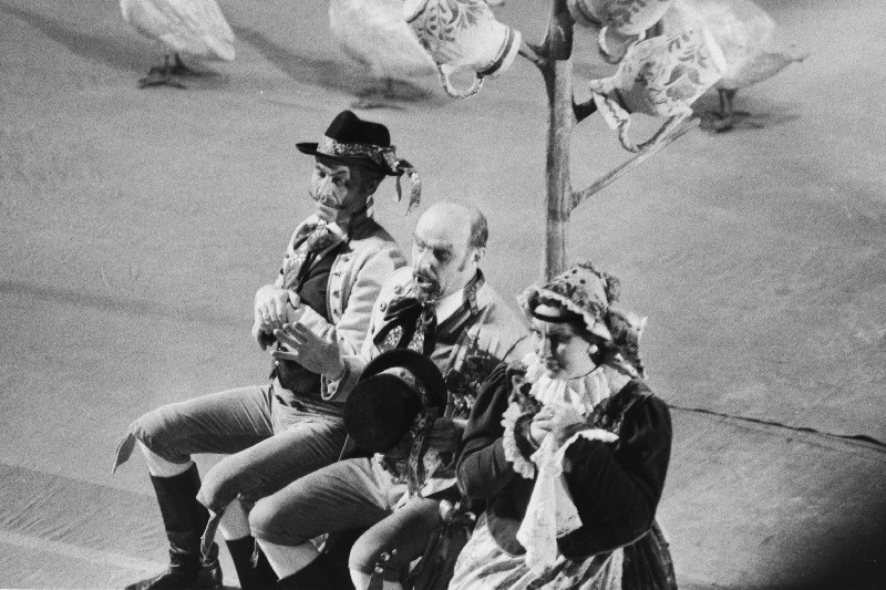 RAT "Estonia" külalisetendused Moskva Suures Teatris. Stseen B. Smetana ooperist "Müüdud mõrsja". Paremalt Mare Jõgeva, Teo Maiste.