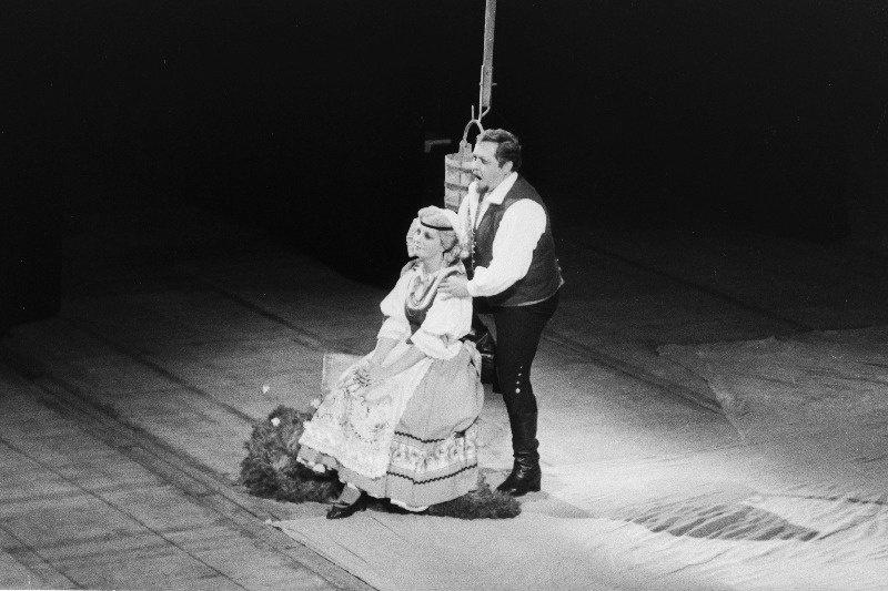 RAT "Estonia" külalisetendused Moskva Suures Teatris. Stseen B. Smetana ooperist "Müüdud mõrsja". Osades Helvi Raamat ja Hendrik Krumm.