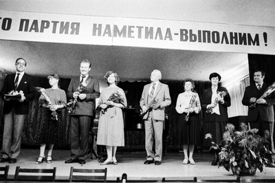 RAT "Estonia" solistid pärast kontserti laval. Vasakult 1. RAT "Estonia" peanäitejuht Arne Mikk, 2. Sirje Puura, 3. Väino Puura, 4. Maarja Haamer, 5. Uno Kreen, 7. Urve Tauts, 8. Ivo Kuusk.  similar photo