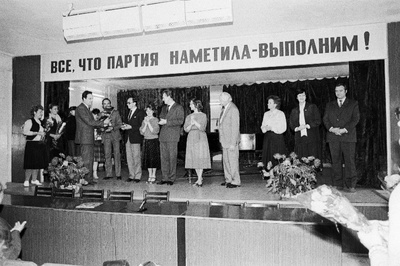 RAT "Estonia" solistid pärast kontserti laval. Paremalt 1. Ivo Kuusk, 2. Urve Tauts, 4. Uno Kreen, 5. Maarja Haamer, 6. Väino Puura, 7. Sirje Puura, 8. teatri peanäitejuht Arne Mikk.  similar photo