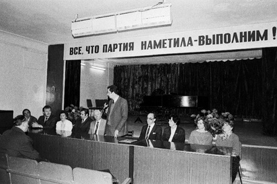 RAT "Estonia" solistid pärast kontserti. Paremalt 1. Sirje Puura, 2. Maarja Haamer, 3. Urve Tauts, 4. teatri peanäitejuht Arne Mikk, 6. Uno Kreen, 7. Ivo Kuusk, 9. Väino Puura.  similar photo