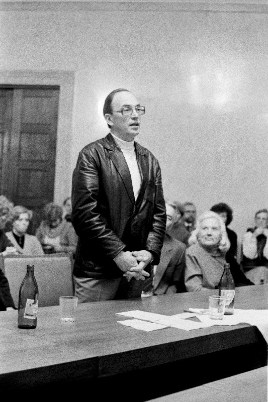 RAT "Estonia" näitlejad pärast külalisetendusi Moskvas arutelul NSV Liidu Kultuuriministeeriumis. Kõneleb teatri peanäitejuht Arne Mikk.