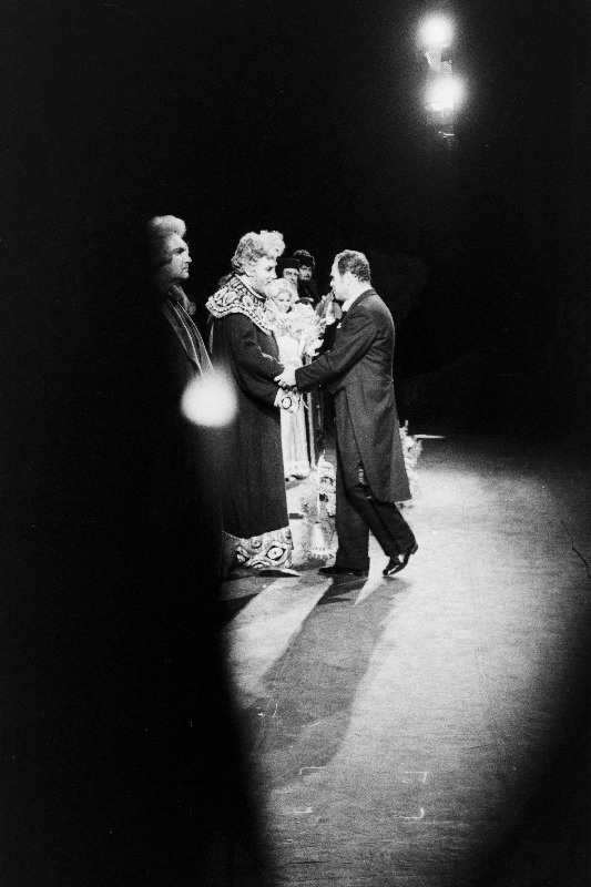 RAT "Estonia" külalisetendused Moskva Suures Teatris. Dirigent Eri Klas pärast M. Mussorgski ooperi "Boriss Godunov" etendust õnnitleb nimiosalist Jevgeni Nesterenkot.