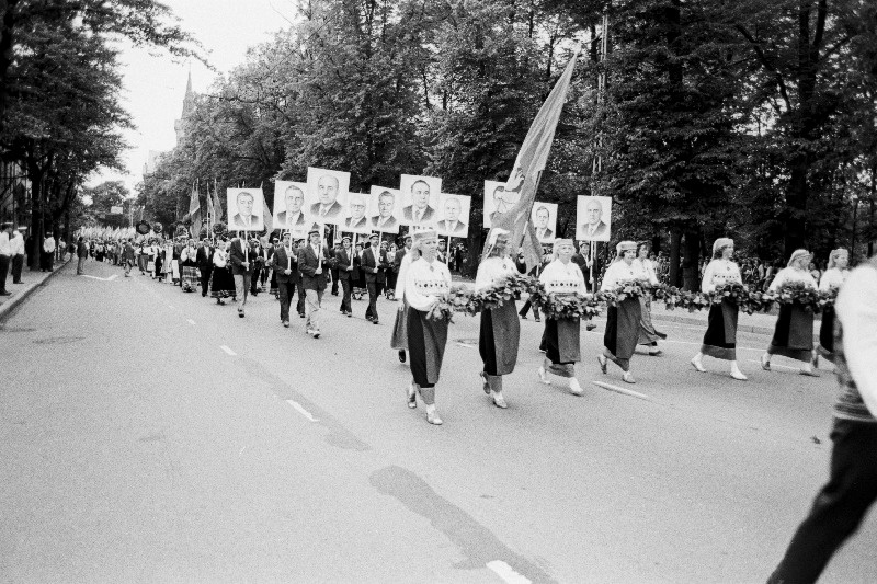 Eesti NSV XX üldlaulu- ja tantsupeost osavõtjate rongkäik.