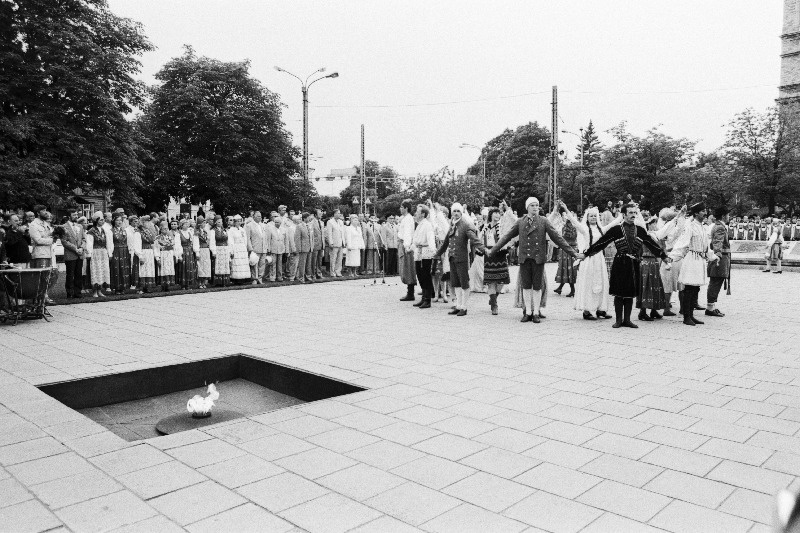 Eesti NSV XX üldlaulu- ja tantsupeo rahvaste sõpruse kontsert Tallinna Vabastajate monumendi juures Tõnismäel.