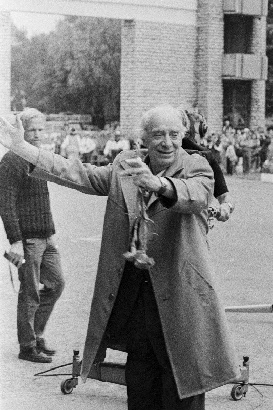 Nõukogude Liidu rahvakunstnik, helilooja Eugen Kapp Eesti NSV XX üldlaulu- ja tantsupeol Lauluväljakul.