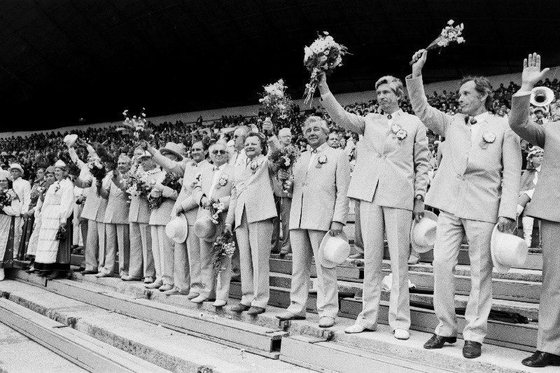 Eesti NSV XX üldlaulu- ja tantsupeo dirigendid Lauluväljakul.