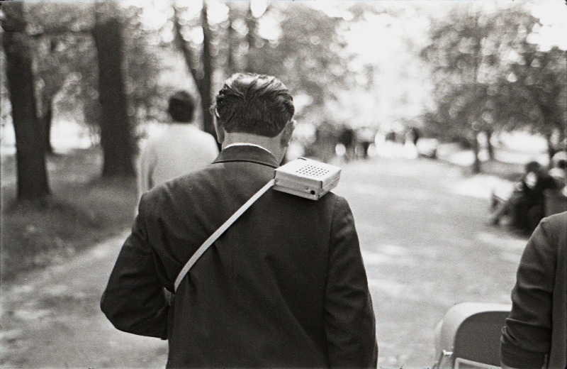 Mees, transistor õlal, jalutamas Kadrioru pargis.