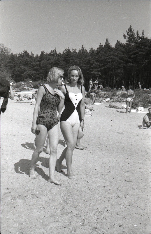 Päevitajad Pirita rannas.