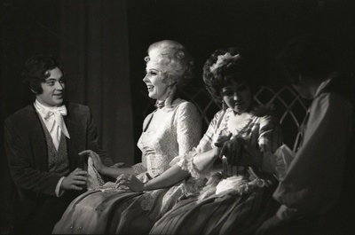 Stseen G. Rossini koomilisest ooperist "Türklane Itaalias" Riiklikus Akadeemilises Ooperi- ja Balletiteatris Estonia. Fiorilla - Margarita Voites.  similar photo