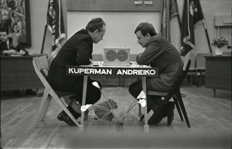 Külalisvõistlejad NSV Liidu teeneline meistersportlane Iser Kuperman ja Läti kabetaja rahvusvaheline suurmeister Andris Andreiko kabevõistlustel Trikotaažitootmiskoondises Marat.