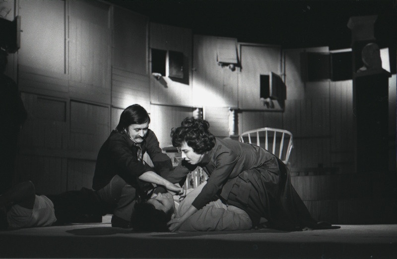 Stseen M. Gorki näidendist "Päikese lapsed" V. Kingissepa nimelises TRA Draamateatris. Maalikunstnik Vagin - Hans Kaldoja, Jelena Protassova - Helle-Reet Helenurm.