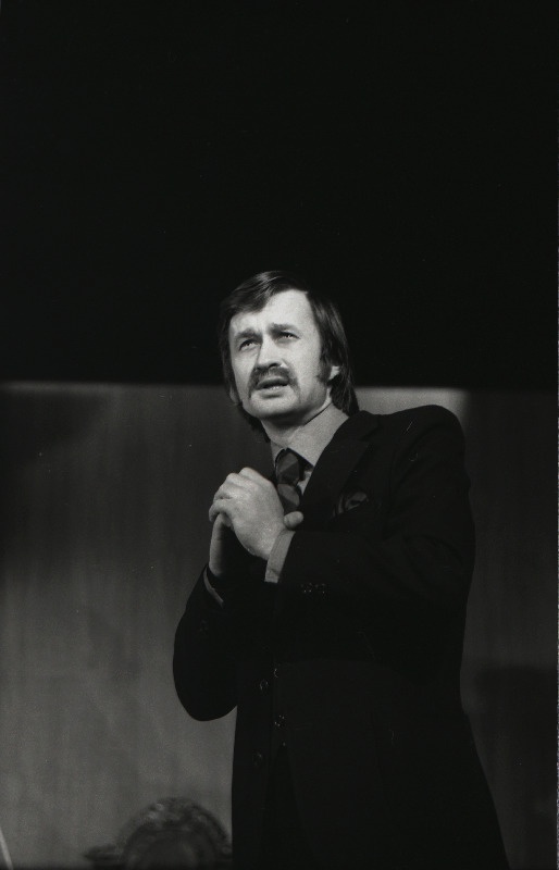 Stseen M. Gorki näidendist "Päikese lapsed" V. Kingissepa nimelises TRA Draamateatris. Maalikunstnik Vagin - Hans Kaldoja.