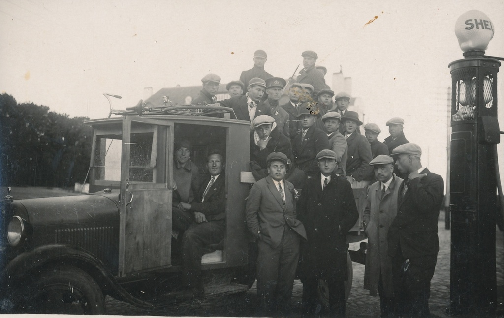 Tartu sportlased sõitmas Pala kergejõustiku- ja piduõhtule