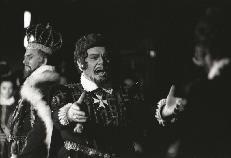Stseen G. Verdi ooperist "Don Carlos" RAT Estonias. Hispaania kuningas Philipp II - Uno Kreen, Markii de Posa - Tiit Kuusik.