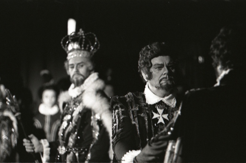 Stseen G. Verdi ooperist "Don Carlos" RAT Estonias. Hispaania kuningas Philipp II - Uno Kreen, Markii de Posa - Tiit Kuusik.