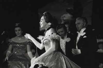 Anu Kaal Violetta osas G. Verdi ooperis "Traviata" RAT Estonias.  similar photo