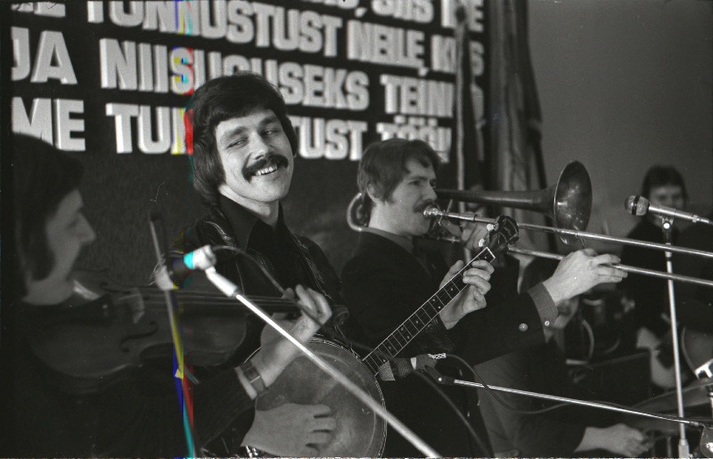 Ansambel "Apelsin" esinemas Trikotaažitootmiskoondises "Marat". Vasakult: Jaan Arder, Tõnu Aare, Ants Nuut ja Gunnar Kriik.