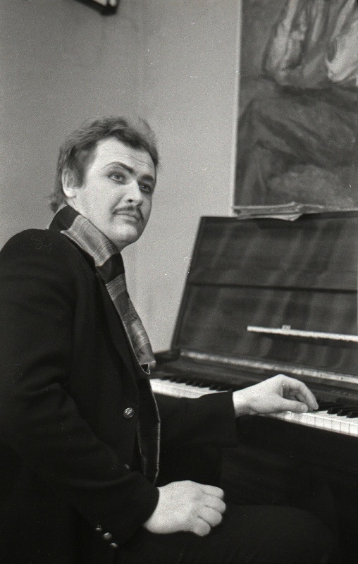 RAT Estonia solist Väino Puura klaveri taga.