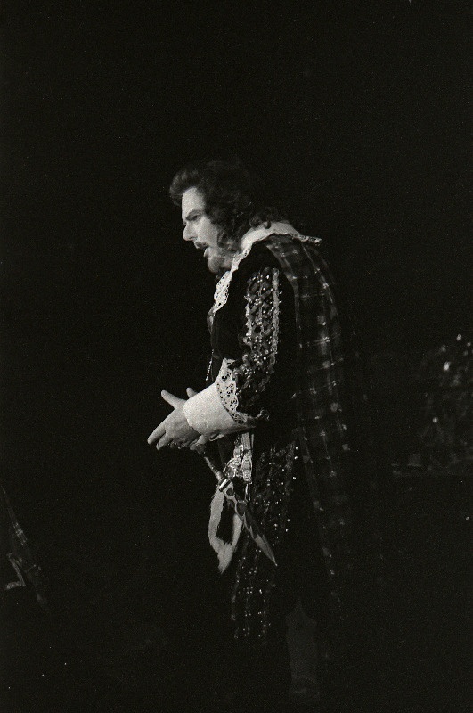 Stseen G. Donizetti ooperist "Lucia di Lammermoor" RAT Estonias. Enrico - Tiit Kuusik.