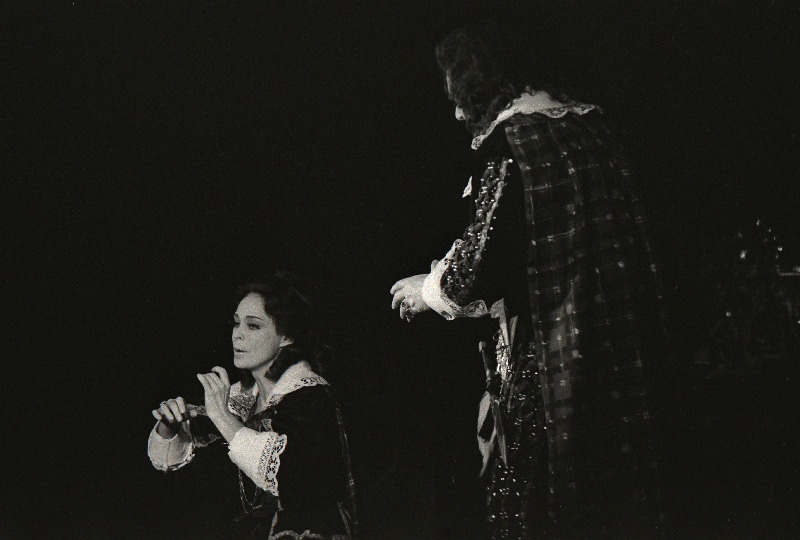 Stseen G. Donizetti ooperist "Lucia di Lammermoor" RAT Estonias. Lucia - Anu Kaal, Enrico - Tiit Kuusik.
