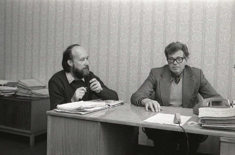 Filmistuudio Tallinnfilm peatoimetaja Aigar Vahemetsa (paremal) ja ajakirja Teater. Muusika. Kino toimetaja filmikriitik Jaan Ruus.